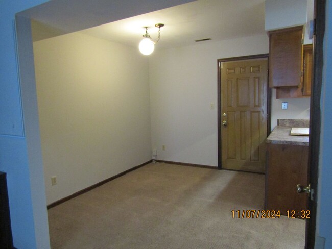 Building Photo - 2 BED / 1.5 BATH CONDO