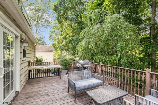 Building Photo - 25 Riverview Dr