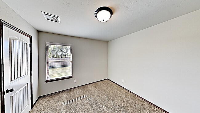 Building Photo - Very Nice 4 Bedroom 2 Bath Home in Mustang...