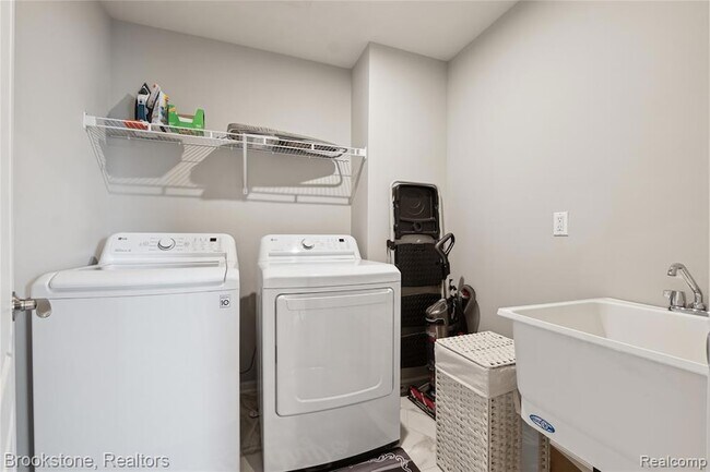 Building Photo - 765 Hummingbird Dr