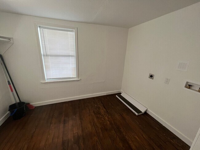 Building Photo - Cute 3-bedroom, 2-bath