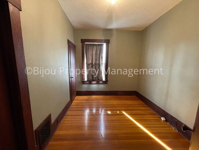 Building Photo - 903 N Corona St