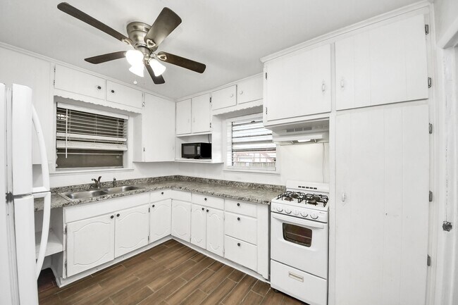 Building Photo - 1213 28th St