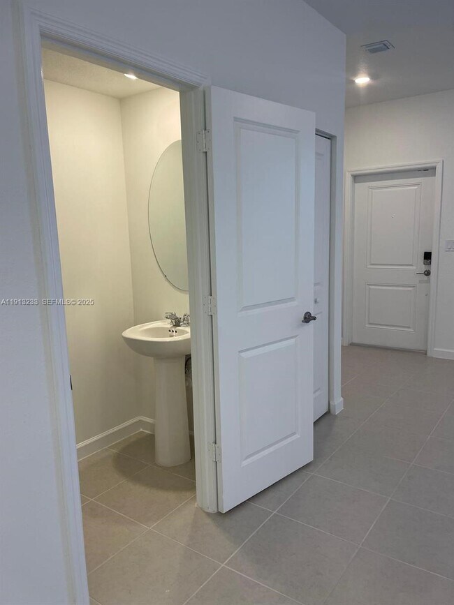 Building Photo - 1066 SE 2nd St