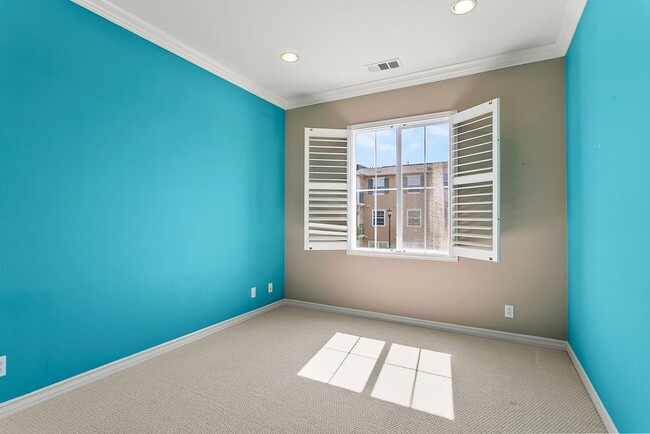 Building Photo - 15216 Davenport St
