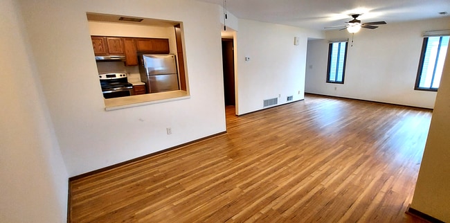 Building Photo - 9477 Ranchview Ln N