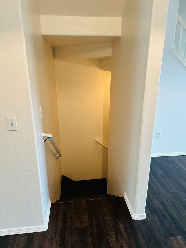 Building Photo - Charming and Updated Townhome in Convenien...