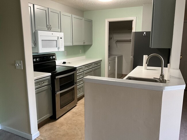 Building Photo - 15 Windsor Ct