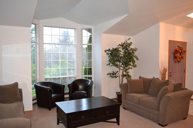 Building Photo - Federal Way tri-level rental home - 3 bedroom plus den, 3 bathrooms, 2 car garage!  Ready for lea...