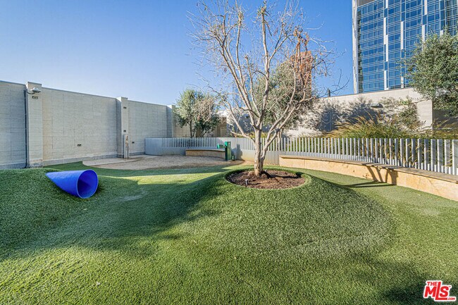 Building Photo - 877 Francisco St