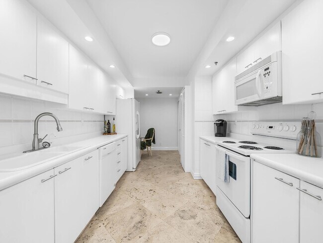 Building Photo - 2917 S Ocean Blvd