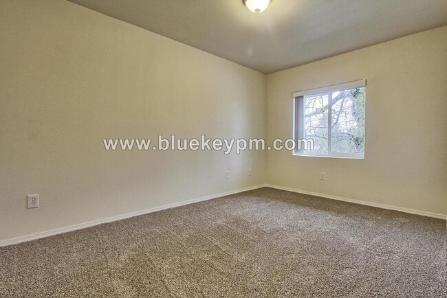 Building Photo - 3 Bed 1.5 Bath  Unit on Grand Blvd in Vanc...