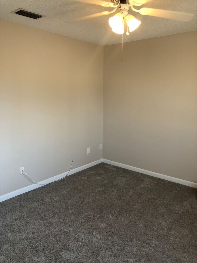 Building Photo - 2 Bed 1.5 Bath Townhome Located in Jacksonville Beach - Fenced in Yard!