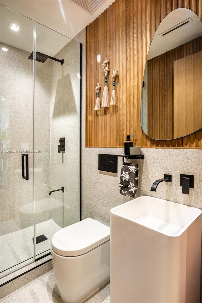 Building Photo - 115 SW 23rd Rd