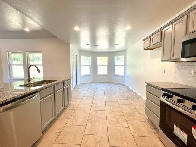 Building Photo - 914 Indian Plns Rd