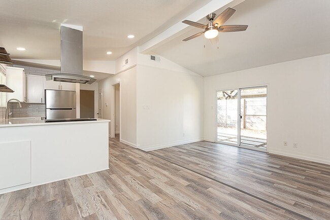Building Photo - Charming 2/BR 1BA Home with Private Fenced...