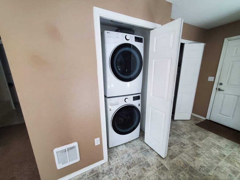 Laundry - 1724 Texas St