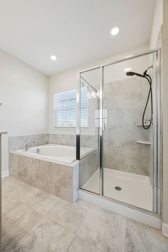 Building Photo - Spacious 3-Bedroom, 2.5 Baths Townhouse Retreat in Prime Orlando Location!