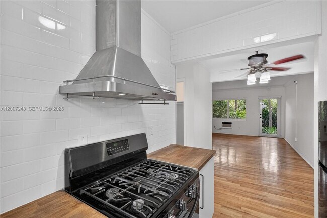 Building Photo - 428 Collins Ave