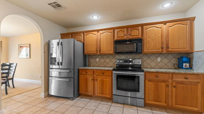 Building Photo - "Lovely 3-Bed Home with Granite Kitchen & ...