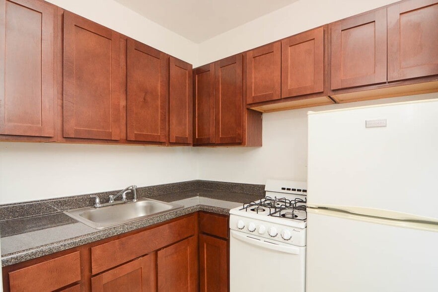 Building Photo - 653 W Belmont Ave