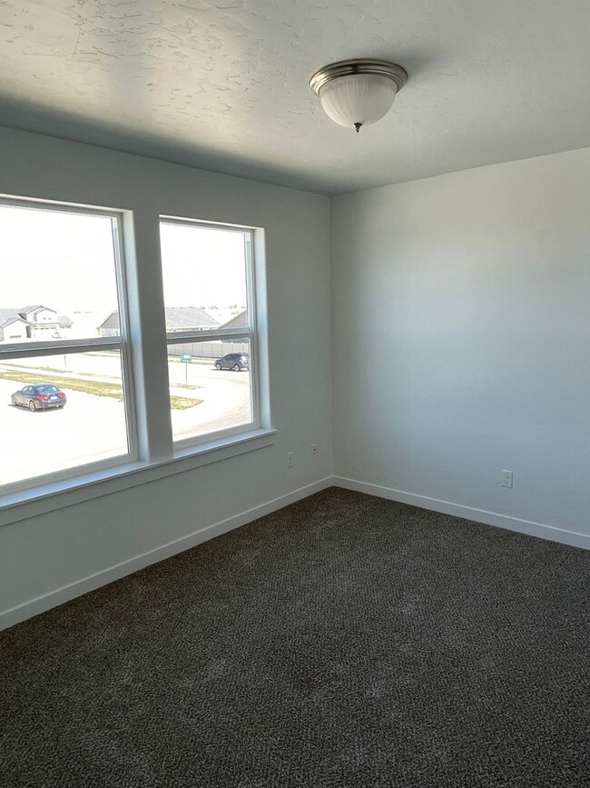 Building Photo - Newer 2-bedroom Townhome
