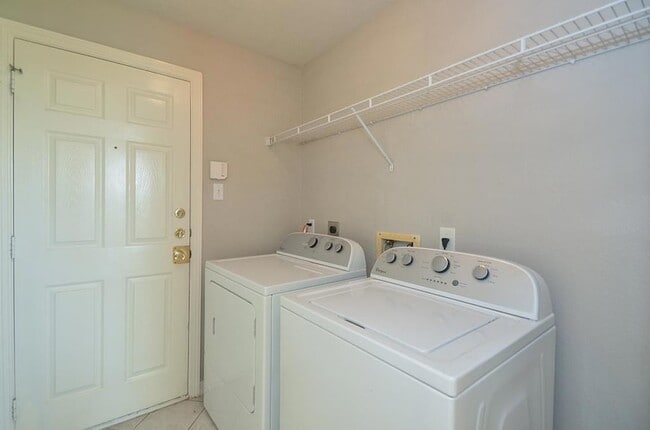Building Photo - 5961 Whispering Lakes Dr