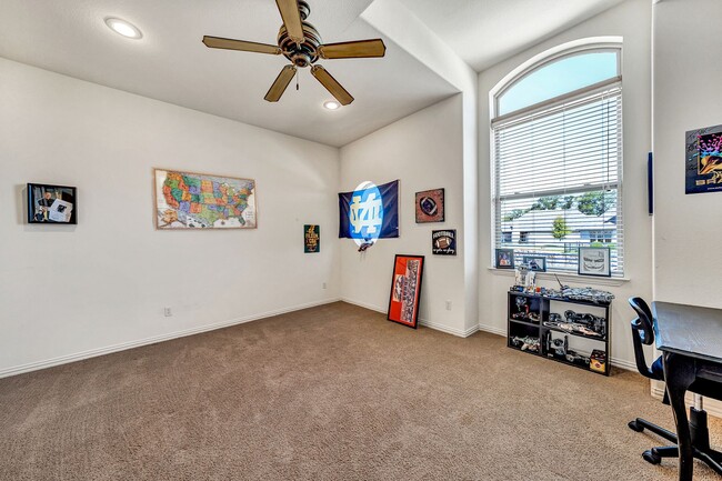 Building Photo - Gorgeous Townhome in The Villas of Hollytree!