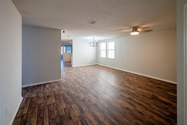 Building Photo - Totally Remodeled 4 bed 2 bath