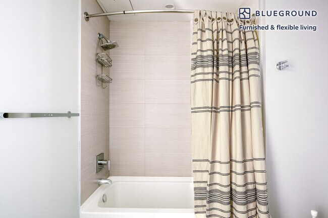 Building Photo - 5100 Wilshire Blvd