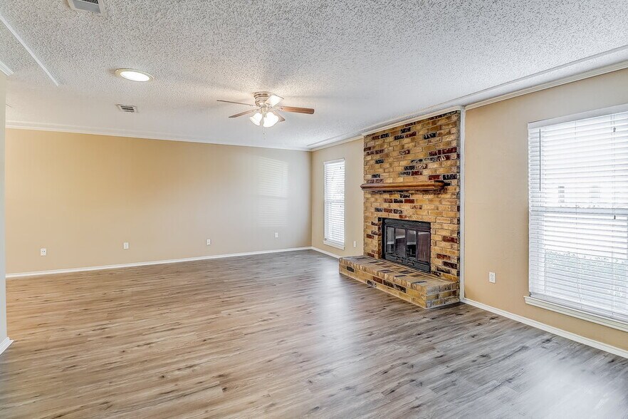 Building Photo - 1350 Greenbriar Ln
