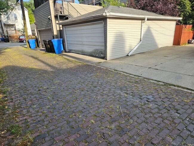 Building Photo - 1140 W Barry Ave