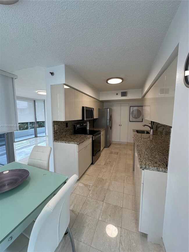 Building Photo - 3600 Mystic Pointe Dr