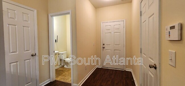 Building Photo - 3325 Fernview Dr