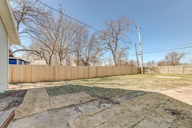 Building Photo - Classic Charm With All New Amenities 3/2 House!