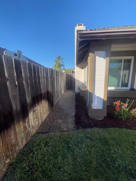 Side of house/ gate - 514 Barnett Dr