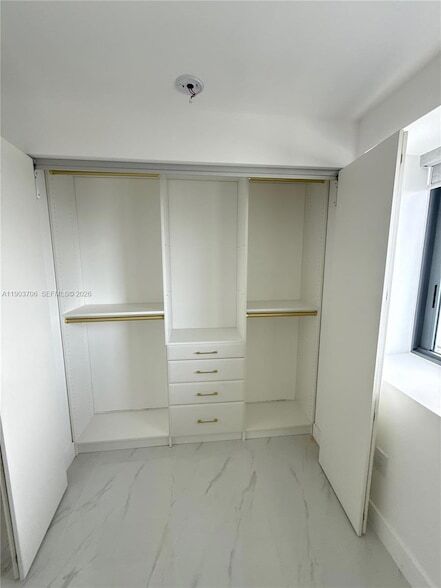 Building Photo - 700 NE 24th St