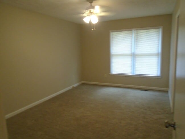 Building Photo - 912 Hollydale Ln