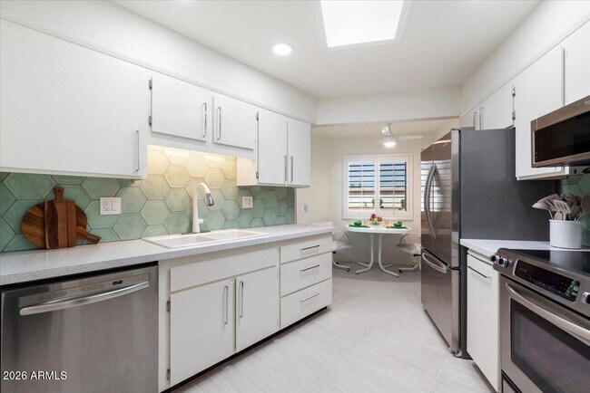 Building Photo - 10129 W Campana Dr