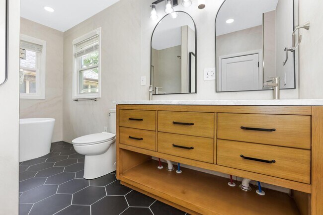 Building Photo - 412 E Oakland Ave