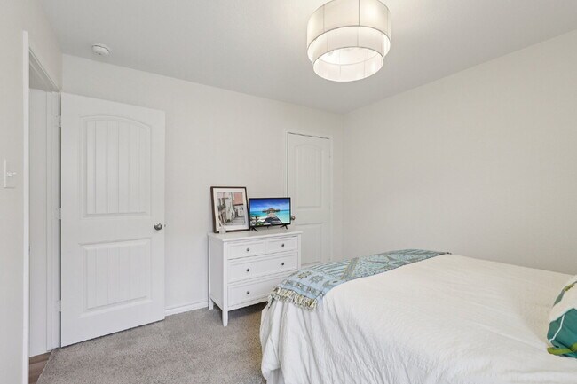 Building Photo - "Charming 3-Bedroom Haven with Granite Elegance in San Antonio!"