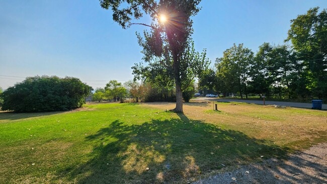 Building Photo - Home on Two Acres with Pets Considered