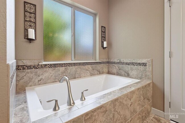 Building Photo - Pet Friendly Home Near The Foothills!