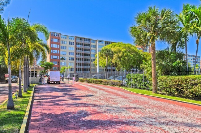 Building Photo - 1770 NE 191st St