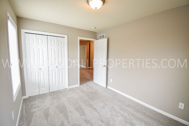 Building Photo - 3 Bedroom 2 Bath Townhome end unit in Glenn Village!!!