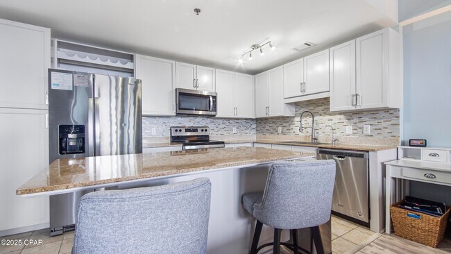 Building Photo - 9902 S Thomas Dr