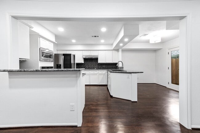 Building Photo - 727 Bunker Hill Rd