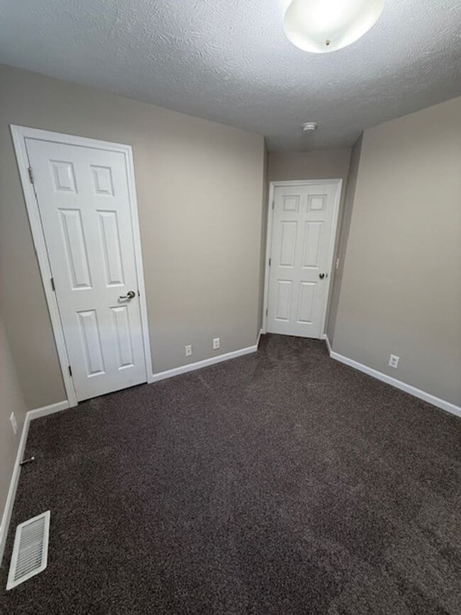 Building Photo - Comfortable & Convenient 3 Bedroom Near Recreation & Trails!!