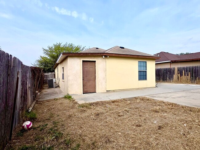 Building Photo - 615 John Adams Rd