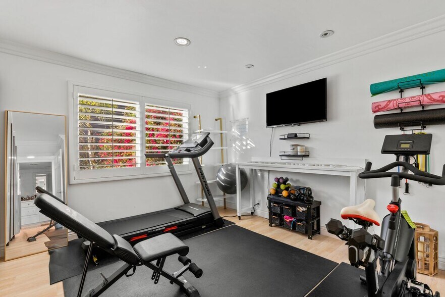 Building Photo - 2019 Sunset Plaza Dr